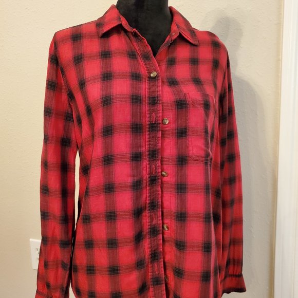 American Eagle boyfriend fit button-down long sleeves shirt size medium. - Picture 4 of 11